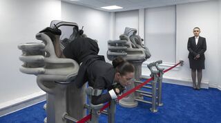 Zwei Skulpturen, wie sie nun auch in Mannheim zu sehen sind – und zwei Performerinnen. Das Bild entstand in New York.