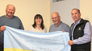 Drei Familien, ein Ziel: Hilfe für Menschen im vom Krieg gebeutelten Land. Das Bild zeigt (von links) Waldemar Hein, das Ehepaar Haas und Hans-Albrecht Müller mit der ukrainischen Fahne, mit der die Empfänger ihren Dank ausdrückten.