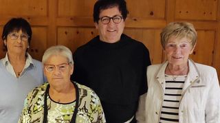 Die Geehrten der Chorgemeinschaft Glashofen. Von links Hildegard Schurz, Edeltrud Büttner, Helga Zeitler, Pater Josef Bregula und Edda Mall. Reinhilde Baumann und Willi Gehrig fehlten berufs- beziehungsweise krankheitsbedingt.