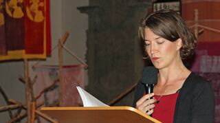 „Wir sind gefordert, die Sprache der Schöpfung neu zu erlernen.“ Naomi Bosch liest in der Stiftskirche aus ihrem Buch.