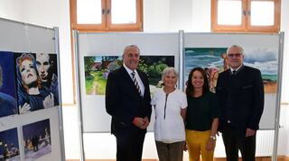Bei der Ausstellungseröffnung im Museum in Pfreimd (von links): Grünsfelds Bürgermeister Joachim Markert, Künstlerin Michèle Schmidt, Museumsleiterin Carola Reul und Pfreimds Bürgermeister Richard Tischler.
