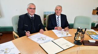 Richard Tischler und Joachim Markert (von links) unterzeichneten erneut die Partnerschaftsurkunde zwischen Grünsfeld und Pfreimd.