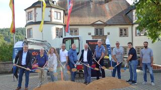Mit dem symbolischen Spatenstich fiel am Mittwochnachmittag der Startschuss für den Glasfaserausbau in Hardheim und den Ortsteilen. Das Bild zeigt die Gemeinderäte und Ortsvorsteher gemeinsam mit Bürgermeister Stefan Grimm (Fünfter von rechts), Bernd Henkel von der BBV (links) und dem stellvertretenden Bauamtsleiter Bernhard Popp (Zweiter von links).