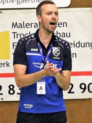 Auf geht’s: Trainer Lukas Dyszy muss seine Mannschaft gar nicht so sehr anfeuern, denn die Spieler sind schon heiß aufs erste Heimspiel der Saison.
