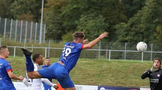 Eingesprungener Uhl: Der Hollenbacher Abwehrspieler mit der Nummer 19 weiß, wie schwer es ist, bei Normannia Gmünd zu bestehen. Für den FSV steht erneut wieder eine Englische Woche an.