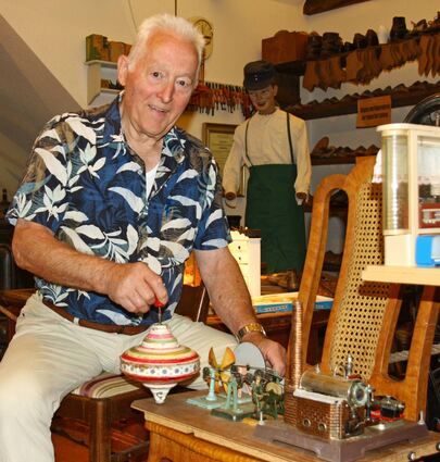 Da strahlt Georg Jetzinger – ein solcher Kreisel ist heute eine Rarität. Im vom Heimatverein Messklingenschlapp betriebenen Heimatmuseum im Kulturhaus Igersheim gibt es heuer eine Sonderausstellung zum Thema „Spielzeug“.