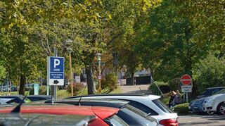 Wie hier am Main steigen die Parkgebühren.