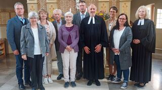 Nach 13 Jahren des Pfarrdienstes in den evangelischen Kirchengemeinden Neunkirchen, Althausen und zuletzt auch Edelfingen wurde Bernd Rampmeier in der Jodokuskirche Althausen verabschiedet. Das Bild zeigt ihn zusammen mit Dekanin Renate Meixner und den Kirchengemeinderäten.