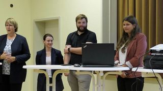 Susanne und Stefan Fröber aus Waldenhausen (Mitte) wollen zwischen Waldenhausen und Sachsenhausen eine besondere Pferdepension für 40 Pferde schaffen. Zusammen mit ihren Planerinnen Heike Hornstein (links) und Nadine Lang stellten sie das Projekt vor.