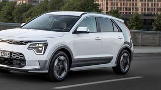 Sehr praktisch ist die Ladebuchse mitten an der Front platziert. So lässt sich der Kia Niro EV perfekt an die Säule fahren.