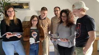 Die Volontärin Stefanie Cabraja, Auszubildende Juliana Kiefel (von links), Luke Herrick und Dilara Demirag (von rechts) sind glücklich, dass „nei g’schaut“ nun fertig ist. Im kommenden Jahr machen auch Mehmet Ekinci (Dritter von rechts) und Urs Eberle (Dritter von links) beim Ausbildungsprojekt mit. Auf dem Foto fehlen Simon Retzbach und Marian Schmitt.