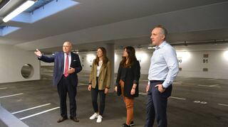 Überzeugten sich von der spürbaren Parkhaus-Aufwertung (von links): OB Glatthaar, Laura Ernst (Geschäftsführerin Stadtverkehr), Lorena Klingert (Stadtmarketing-beauftragte) und Artur Wirtz (Geschäftsführer Stadtverkehr).