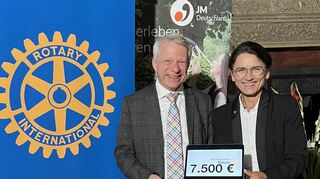 Die Spendenübergabe von 7500 Euro zeigt die Präsidentin des RC Bad Mergentheim Prof. Dr. Martina Klärle und den JMD-Generalsekretär Dr. Ulrich Wüster.