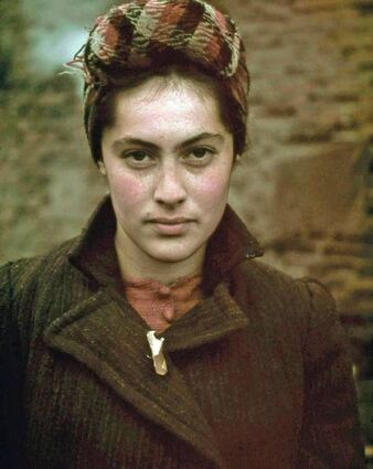 Jüdische Frau mit einem gelben Stern aus eingerolltem Papier, der sie als Jüdin