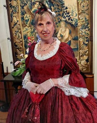 Fürstin Elisabeth Frederica Sophie (alias Evelyn Gillig) präsentiert bei einer neuen Kostümführung Kostbarkeiten des Weikersheimer Schlosses.