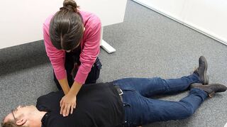 Ob im Supermarkt, in der Fußgängerzone oder auch im Büro wie in dieser nachgestellten Szene: Eine Herzdruckmassage kann bei einem Herzkreislaufstillstand Leben retten. Gut, wenn dann ein Mobiler Retter als Ersthelfer in der Nähe ist.