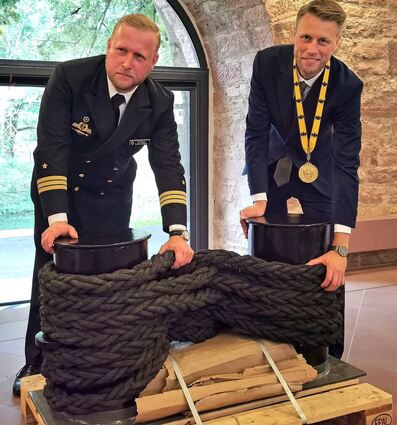Zwei Poller von dem Tender Main – verbunden durch ein dickes Tau – stehen symbolisch für die feste Partnerschaft der Stadt Wertheim mit der Besatzung des Schiffs. Das Geschenk übergab der Kommandant Korvettenkapitän Martin Paul Rose (links). OB Markus Herrera Torrez versprach, dass dieses kleine Monument einen würdigen Platz in der Stadt bekommt.