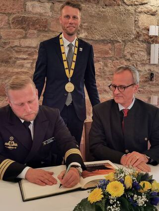 Neben Rose trug sich auch der frühere Kommandant Nikolaus Träuptmann (re.) in das Goldene Buch der Stadt ein.