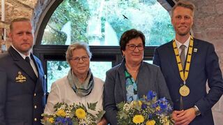 Kommandant Martin Paul Rose (von links) wurde stellvertretend für alle Besatzungsmitglieder der Tender mit der Stadtmedaille in Bronze geehrt. Ein besonderer Dank ging an Inge Schwenk und Marlene Schuon als Gastgeberinnen.