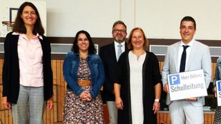 Glückwünsche von allen Seiten gab es bei der Amtseinführung für den neuen Leiter der Umpfertalschule, Andres Böhrer, (Vierter von rechts) durch Schulrätin Antje Rother, (links daneben) Bürgermeisterin Heidrun Beck, (Zweite von rechts), Schülersprecherin Samira (rechts,) Konrektorin Tanja Hökel ((Dritte von rechts), Elternbeiratsvorsitzender Karsten Hellinger (Dritter von rechts), Fördervereinsvorsitzende Claudia Adelmann (Zweite von links) und die Vorsitzende des Personalrates Jana Kolberg.