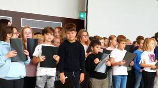 Musikalisch begrüßte der Schülerchor unter Leitung von Arben Kaludra den neuen Leiter der Umpfertalschule.
