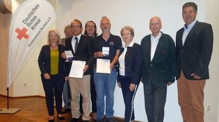 Der DRK-Kreisverband ehrte zwei unermüdliche Aktivposten. Das Bild zeigt (von links): Brigitte Scheuermann, Willi Weismann, Roland Burger, Steffen Horvath, Joachim Sieber, Barbara Bosch, Josef Frank und Volker Rohm.