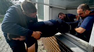 Die Rettung aus einem Fenster will ebenfalls gelernt sein (links). Zu den herausforderndsten Stationen gehörte die Bergung eines Feuerwehrmitglieds. Stadtkommandant Stefan Lindtner sowie die dort verantwortlichen Ausbilder Manfred Zegowitz und Kuno Zwerger sind mit der Leistung aller Einsatzkräfte überaus zufrieden (rechts).