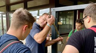 Im Keller des Casinos wurde die Rettung eines Truppmitglieds unter sehr realistischen Bedingungen geprobt (oben). Auch eine Türe muss richtig „geknackt“ werden können (unten links). Der korrekte Umgang mit dem Hochstrahlrohr stand ebenfalls auf dem Lehrgangsprogramm (rechts).