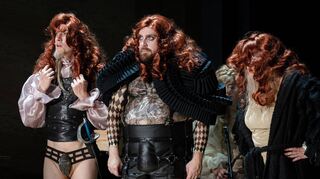 Wie in der historischen Theaterpraxis der Shakespeare-Zeit, in der alle Frauenrollen von Männern gespielt wurden: Probenfoto von Weises Deutung.