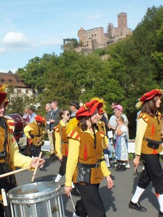 Begleitet von viel Musikzogen die Teilnehmer des großen Festumzugs vom Rathaushof aus durch die Straßen Wertheims. Die Ortschaften präsentierten sich mit aufwendigen Motivwagen.