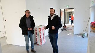 Architekt Albert Kastner und Bürgermeister Johannes Leibold (rechts) in den Räumen der zukünftigen Arztpraxis in Gerchsheim, die eigentlich schon bezugsfertig sind.