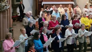 Der Kirchenchor St. Martin und der Kinderchor Mini-Maxis unter Leitung von Julia Kohler.