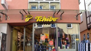 Noch bis Anfang 2024 hat die Tchibo-Filiale in der Buchener Marktstraße geöffnet, dann wird sie schließen. Sprecherin Helen Rad nennt „wirtschaftliche Gründe“ als Ursache für die Schließung.