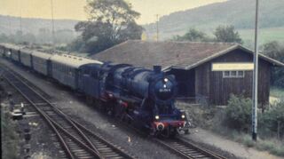 Eine der letzten Fahrten der Gaubahn, bei einem Halt der Dampflokomotive in Röttingen.