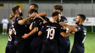 Alle zusammen zum Erfolg: Die Bad Mergentheimer freuen sich hier nicht nur über das 1:0 von Chris Moschüring (Dritter von links), sondern beim 2:2 gegen den SV Wachbach über den Punktgewinn.