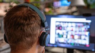 In rund jedem zweiten Unternehmen in der Informationswirtschaft arbeiten mehr als 20 Prozent mindestens einmal wöchentlich im Homeoffice.