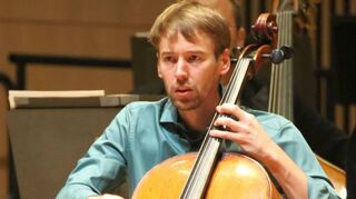 Mit ausgefeilter Technik und sichtbarer Spielfreude meisterte Valentino Worlitzsch das aberwitzig schnelle Cello-Konzert von Friedrich Gulda.