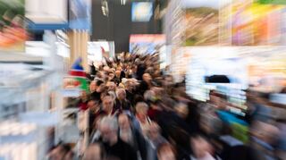 Besucher gehen durch eine Messe-Halle. In Bad Mergentheim findet in Kürze die FN-Gesundheitsmesse „FN Vital“ statt.
