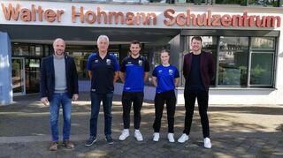 FSJ mit Bravour gemeistert: Bürgermeister Stefan Grimm, Norbert Fürst, und Rektor Steven Bundschuh freuen sich mit Noah Böhrer und begrüßten seine Nachfolgerin Demi Wolf.