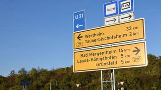 Die neuen Hinweistafeln an den Autobahn-Abfahrten an der B 290 sind umgezogen. Die Romantische Straße bekommt noch ihr „eigenes“ Schild.