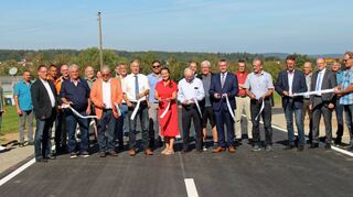 Die offizielle Übergabe der K 3969 zwischen Schloßau und Waldauerbach erfolgte mit einem sagenhaften Radweg in Begleitung in nur knapp vier Monaten Bauzeit. Die gesamte Maßnahme kostet 1,37 Millionen Euro.
