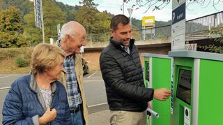 „Ach, so einfach geht das?“ Ehepaar Fiks aus Marktheidenfeld ist vom neuen schrankenlosen Parksystem angetan, nachdem der Geschäftsführer der Steg, Thomas Müller, erklärt hat, wie der Bezahlvorgang funktioniert.