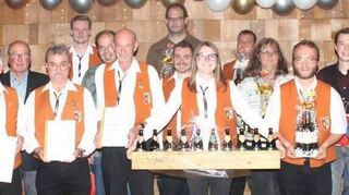 Die Geehrten der Musik- und Feuerwehrkapelle zusammen mit den Grußrednern beim Festbankett zum 100-jährigen Bestehen.