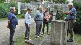 David Seldner, Mary Rosholt, David Sichel, Dr. Uli Hornsteiner und Franz Ködel (von links) am Gedenkstein in Grünsfeld zur Erinnerung an die sogenannte Judentaufe.