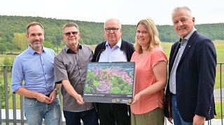 Den neuen Wertheim-Kalender für 2024 kann man ab sofort im Handel erwerben oder beim Rotary-Club Wertheim oder beim Lions-Club Wertheim bestellen. Das erste Exemplar präsentierten (von links) Dr. Stefan Brunner, Uwe Hoffmeister, Peter Frischmuth, Katrin Beuschlein und Dr. Gerhard Schüder.