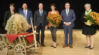 Die Erntekrone wurde an das Landwirtschaftsamt verliehen. Das Bild zeigt Margrit Beck, Friedrich Reinhard, Marcus Köhler, Jennifer Düchs, Landrat Christoph Schauder und Kornelia Fischer.
