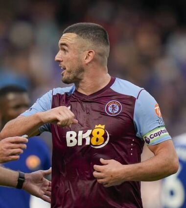 Fußball: Premier League, England, FC Chelsea - Aston Villa,6. Spieltag: John McGinn (r) von Aston Villa diskutiert mit Schiedsrichter Jarred Gillett. +++ dpa-Bildfunk +++