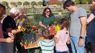Großzügiges Angebot: Am letzten Sonntag durfte jeder kostenlos Blumen im Weikersheimer Schlossgarten schneiden und daraus geschmackvolle Sträuße binden. Schlossgärtnerin Katja Bischoff (Mitte) unterstützte fachkundig dabei.