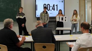 Aufgeteilt in Gruppen wurden die Schüler einen ganzen Tag über von zwei Gründern, die den Workshop durchführten, begleitet. Das Bild entstand bei der Präsentation der Ideen vor der Jury.