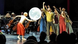 In bester Erinnerung ist das Tanzstück „Chaplin!“ mit der Weltkugel-Choreografie, auf dessen Wiederaufnahme man sich ab 10. Februar 2024 freuen kann.